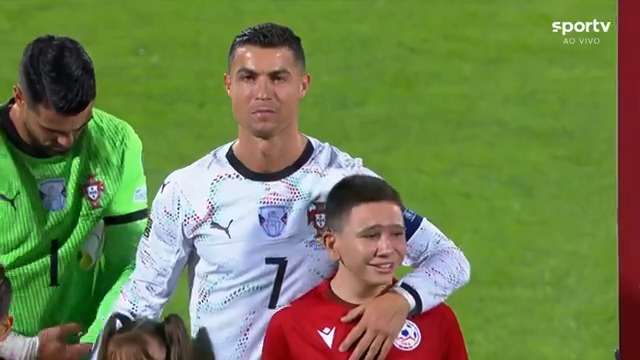 Garoto emocionado por entrar em campo com Cristiano Ronaldo em Armênia x Portugal. 🎥 sportv | ge