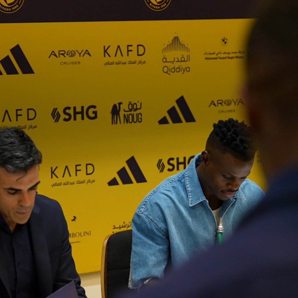 بحضـور الرئيس التنفيذي سيميدو والمدير الرياضي سيماو 💛 هارون كمارا يوقع عقده مع #النصر ✍️