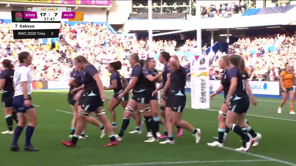 Sadie Kabeya goes over to score England's third try of the game 💪 The Red Roses lead Australia at half-time 🌹