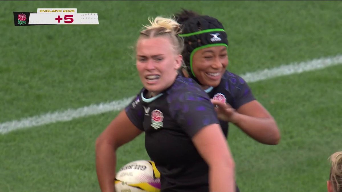 It's an error from Australia and Sadia Kabeya makes no mistake for England 👊