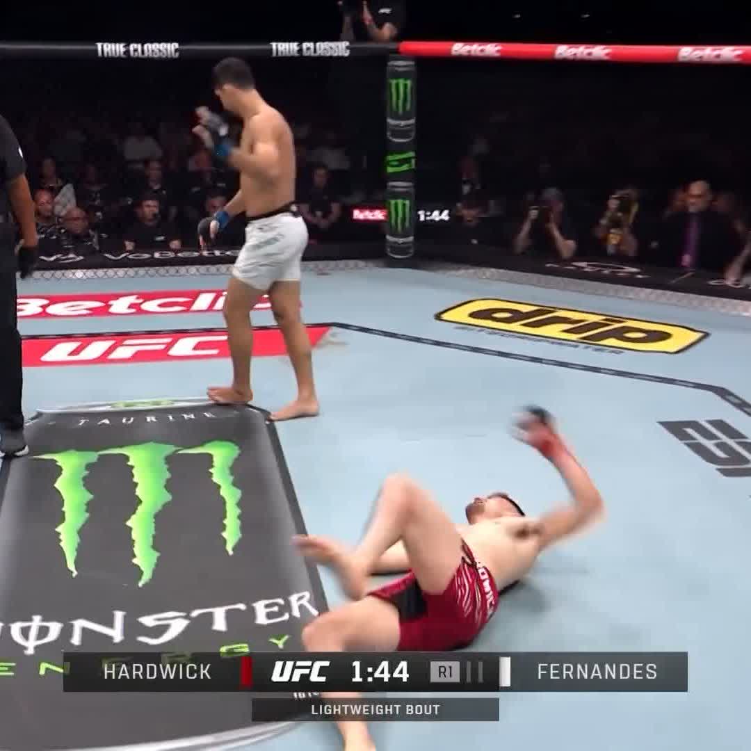 Kauê Fernandes 🇧🇷 détruit les deux jambes de Harry Hardwick dès le premier round ! 😳 #UFCParis