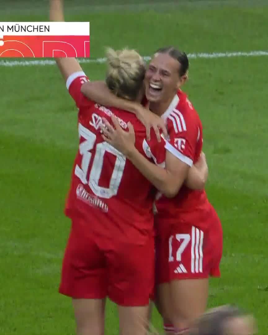 Klara Bühl en el triunfo del Bayern Münich ante +57.000 aficionados en el Allianz Arena: Entró al minuto 69, dio asistencia al 76' y marcó este gol al 77'... Ganaron 2-0. Jugadora diferencial. 🌟🇩🇪 #FrauenBundesliga