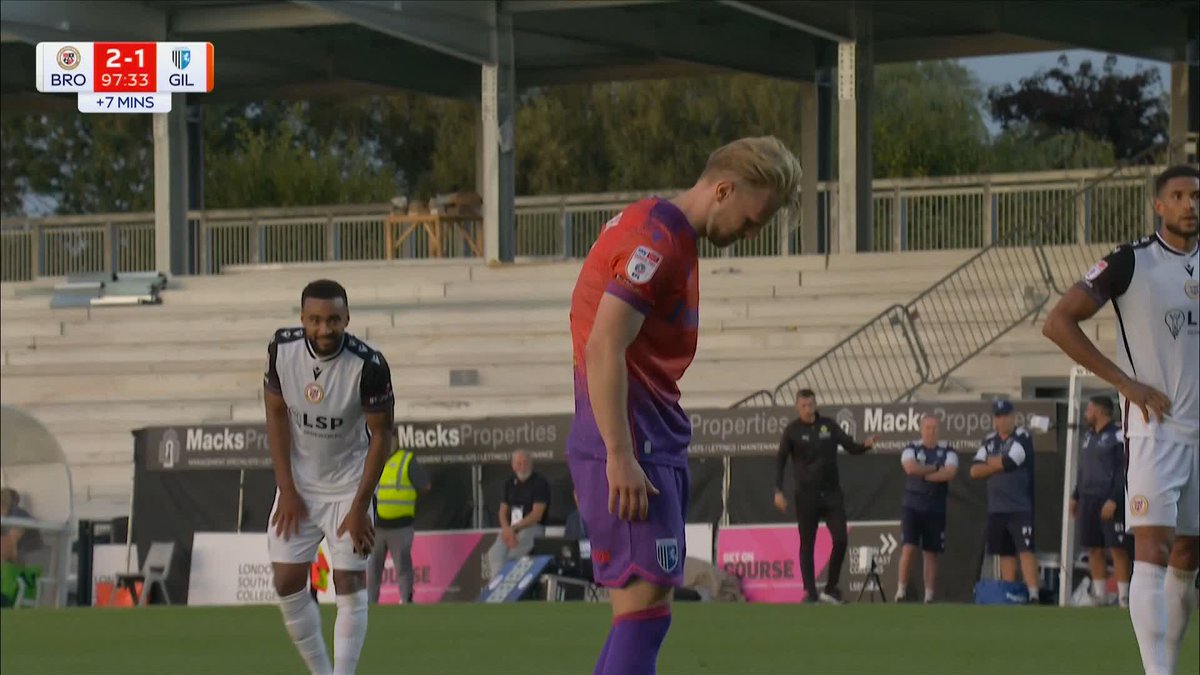 Max Clark slots home a penalty in the 97th minute to equalise for Gillingham after being 2-0 down! ⚽️🤩