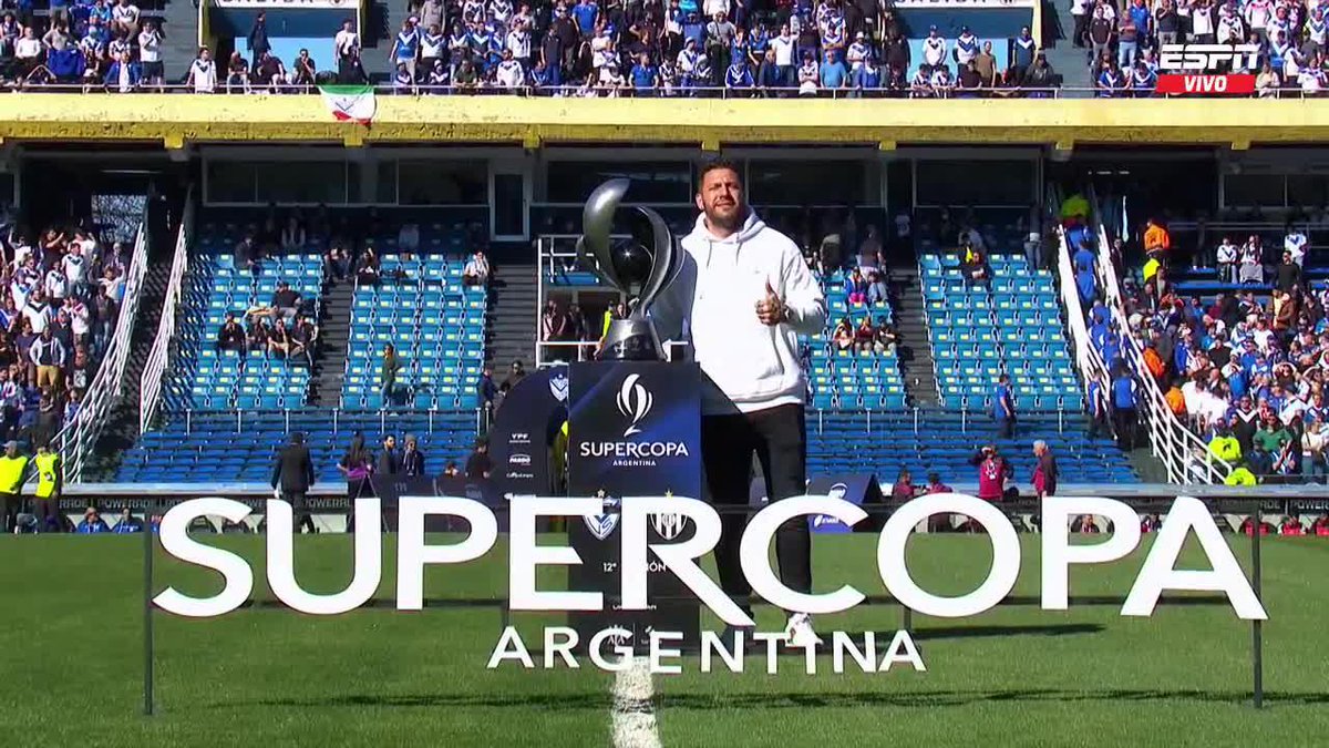 En Europa: *la copa la llevan campeones de la Champions vestidos de traje* En Argentina: Fatura Broun en buzo 👍🏻