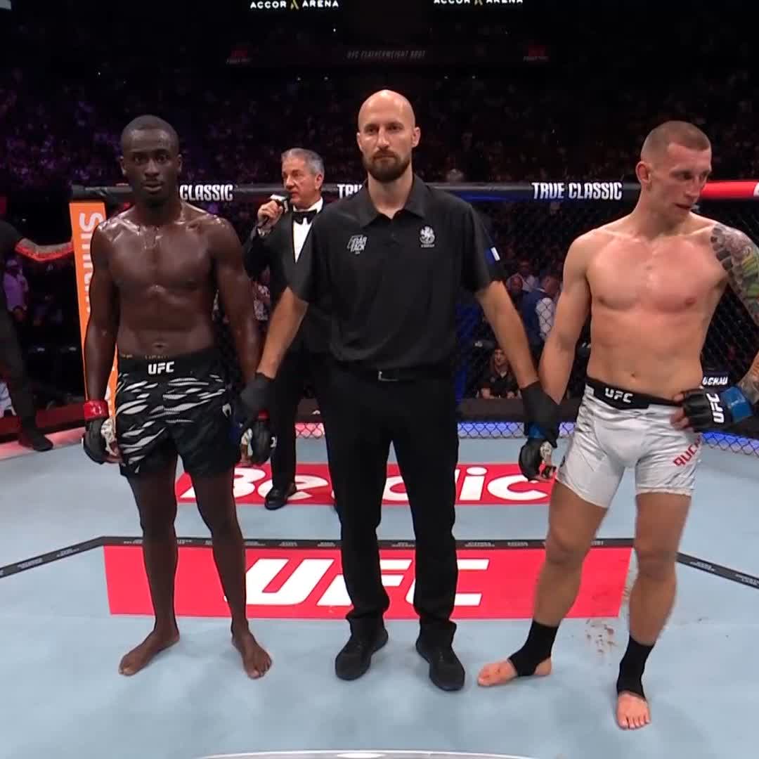 30-27, 29-28, 29-28 #UFCParis William Gomis beats Robert Ruchala by unanimous decision!