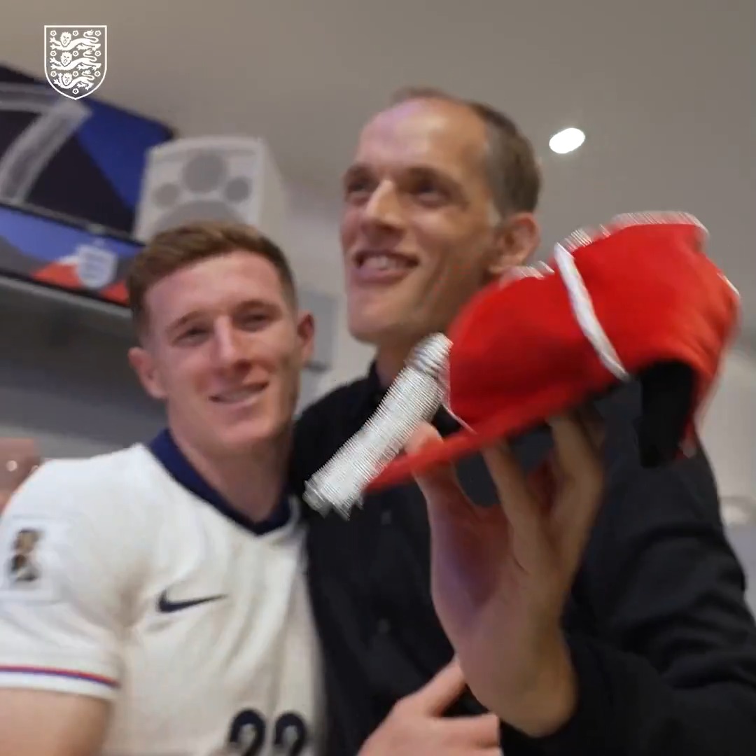 Thomas Tuchel presents Elliot Anderson with his England legacy cap 🧢❤️