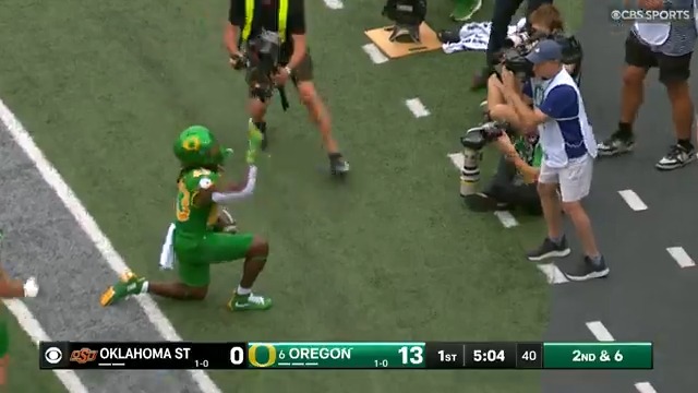 DIERRE HILL JR. RUNS IT IN UNTOUCHED 😮‍💨 Oregon Football 📺 CBS