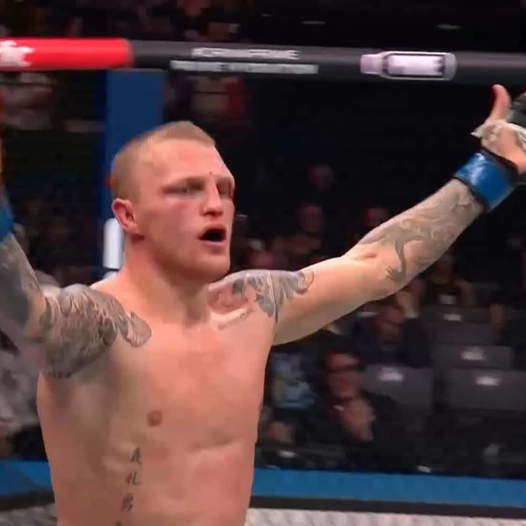 THE WELSH DRAGON 🏴󠁧󠁢󠁷󠁬󠁳󠁿 🐉 #UFCParis How about THAT for a comeback from Mason Jones?!