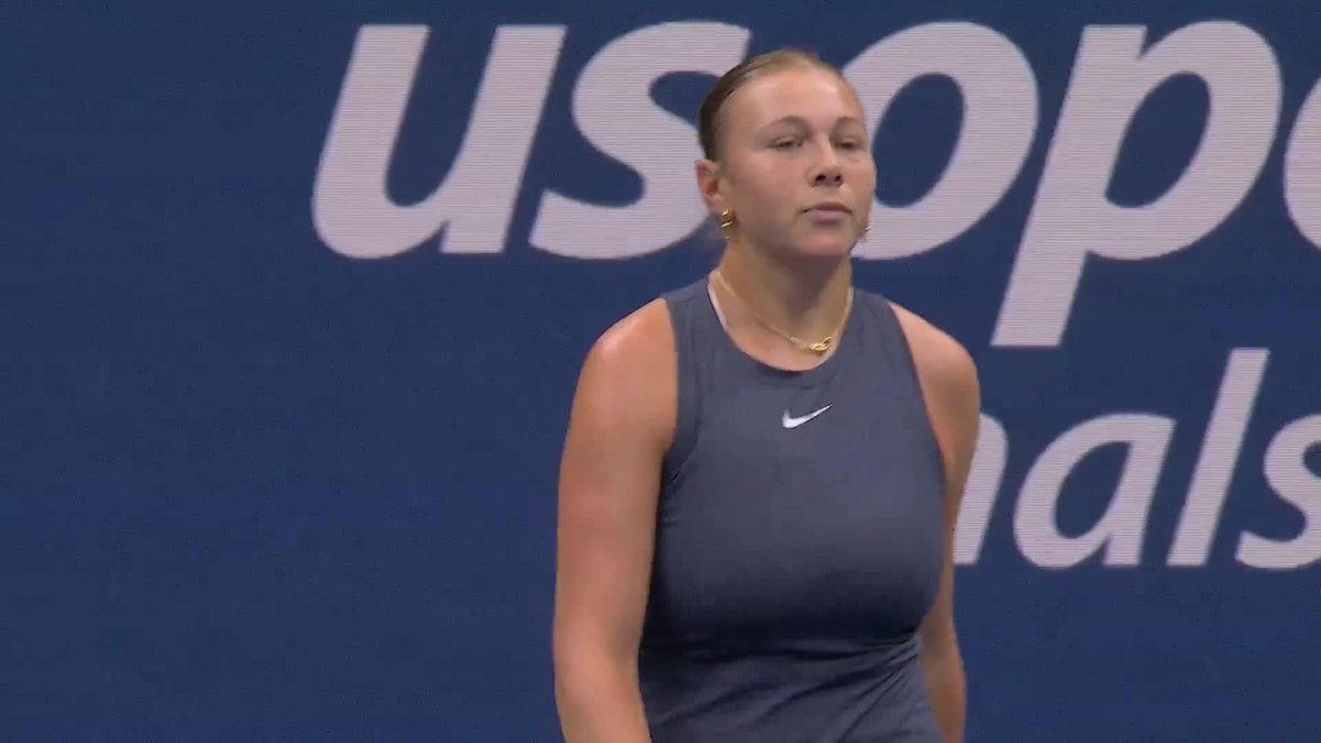 Amanda Anisimova rips a massive forehand down the line winner against Aryna Sabalenka at the U.S. Open. One of the few players who can out-hit Aryna from the back of the court. Awesome power. 😮💨