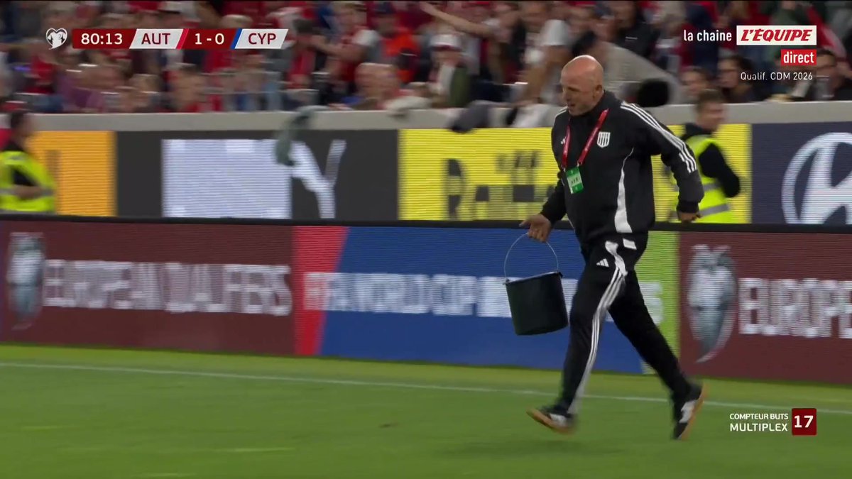 🚨 𝗨𝗡 𝗧𝗥𝗢𝗨 𝗗𝗔𝗡𝗦 𝗟𝗔 𝗣𝗘𝗟𝗢𝗨𝗦𝗘 : Autriche 🇦🇹/🇨🇾 Chypre est interrompu quelques minutes. 😅🌱 🎥 la chaine L'Équipe