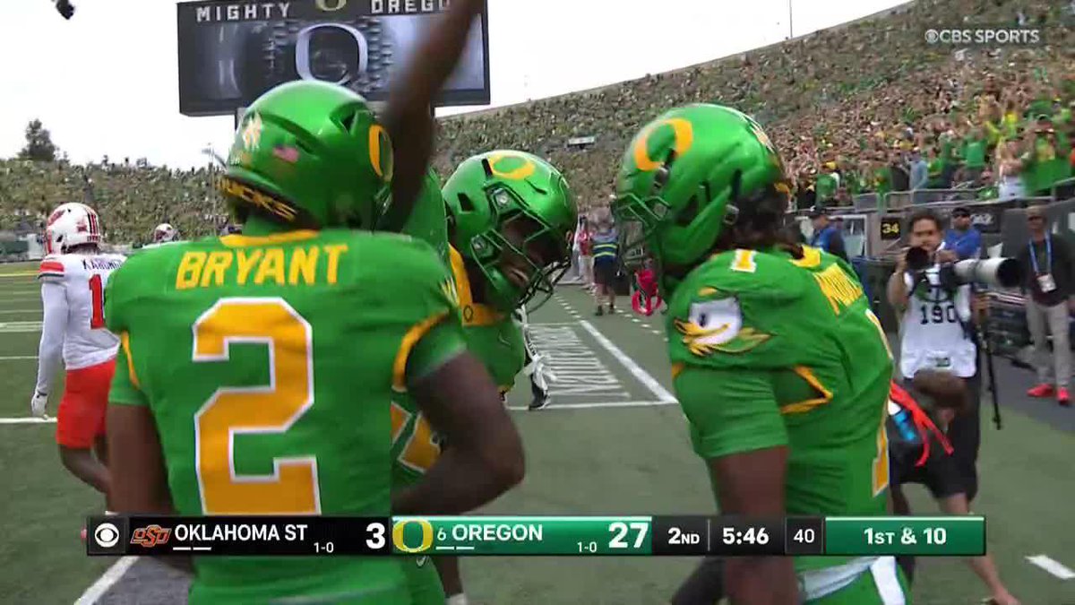 DAKORIEN MOORE ON THE END AROUND! Touchdown Ducks! Oregon Football