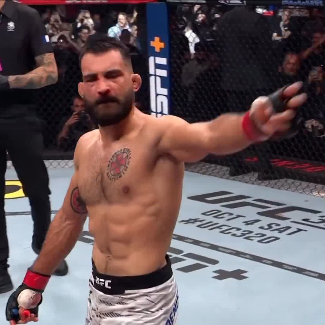 LISTEN TO THAT NOISE 🗣️ 🔊#UFCParis Benoît "God of War" Saint Denis gets the submission over Mauricio Ruffy!