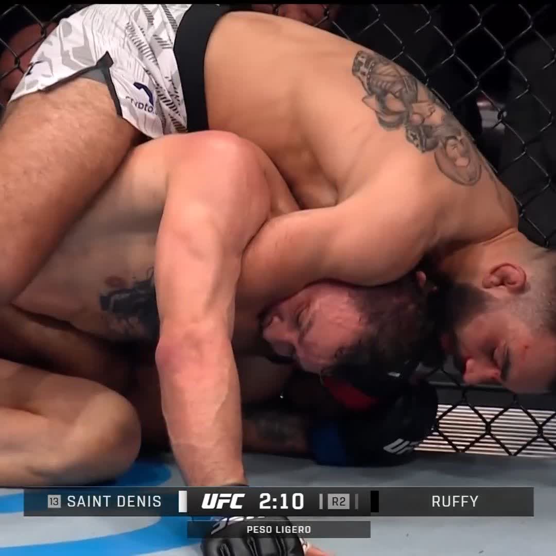 El "Dios de la Guerra" hace el trabajo de una manera espectacular 🔥🔥🔥 Benoît "God of War" Saint Denis #UFCParis