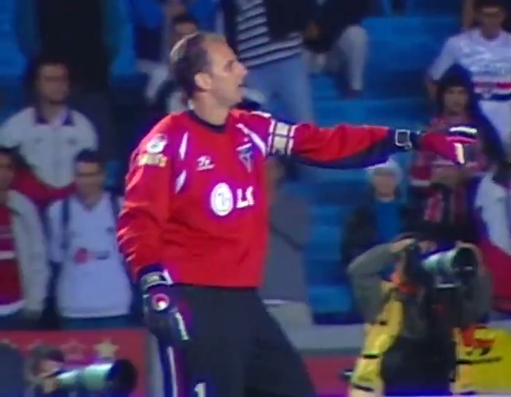 O goleiro que fez 131 gols na carreira. Mais gols na carreira do que Xavi, Iniesta, Kroos e Pirlo Simplesmente Rogério Ceni.