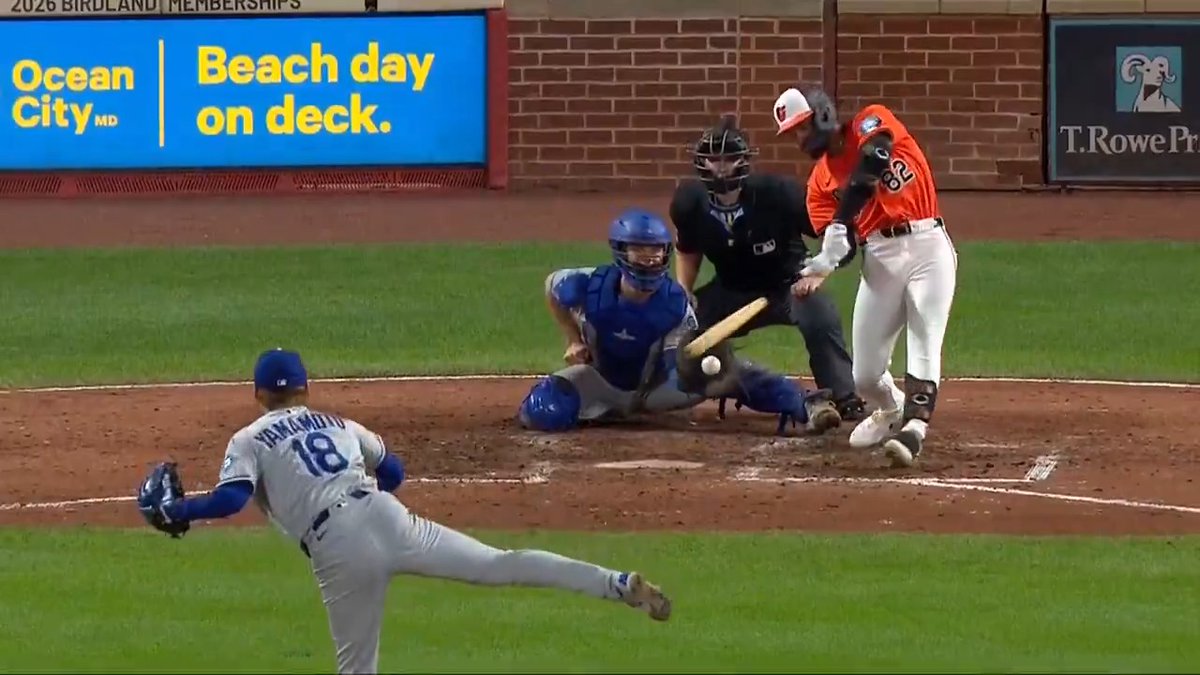 The movement on this pitch from Yoshinobu. 😳