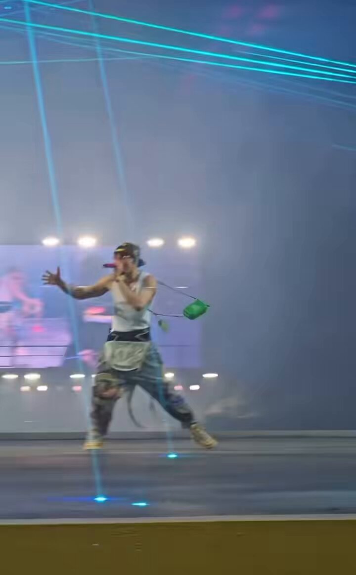 Llegan Omar Courtz y Dei V a la función #26 de la residencia de Bad Bunny en Puerto Rico. ❤️‍🔥🇵🇷