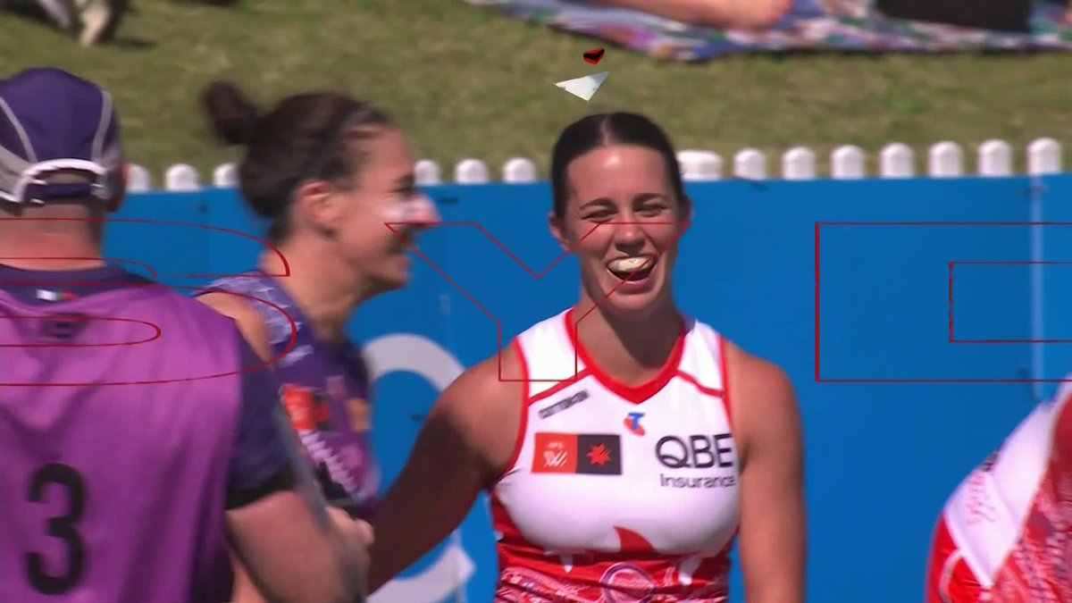 HOW HAS CHLOE MOLLOY KICKED THIS?! 🤯 #AFLWSwansFreo