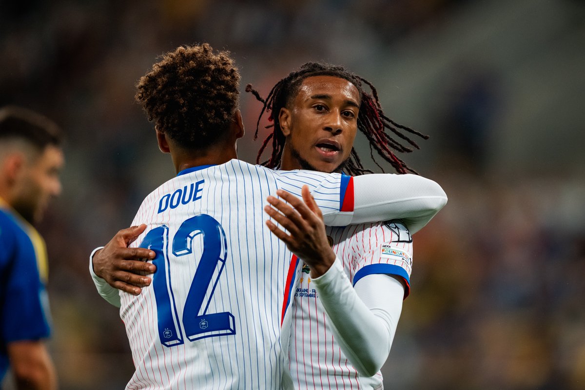 OLISE ➡️ BARCOLA ➡️ OLISE ⚽️ Un long une-deux entre Olise et Barcola pour l'ouverture du score face à l'Ukraine (2-0) ! Et ça fait 𝟑 𝐛𝐮𝐭𝐬 𝐞𝐧 𝟒 𝐦𝐚𝐭𝐜𝐡𝐬 pour Michael Olise avec les Bleus 🔥 #FiersdetreBleus