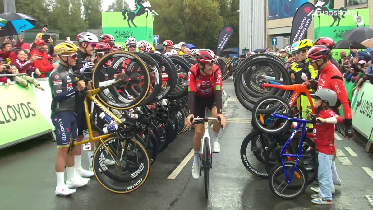 🏴🥹 Se nos va un caballero del ciclismo Geraint Thomas, ganador del Tour 2018, se despide en la carrera de casa, el Tour of Britain (#ToBM), que acaba en 'su' Gales, en Cardiff 👏🏼 Evenepoel y todos los equipos, en su homenaje en salida 📺 Lo vemos en HBO Max España