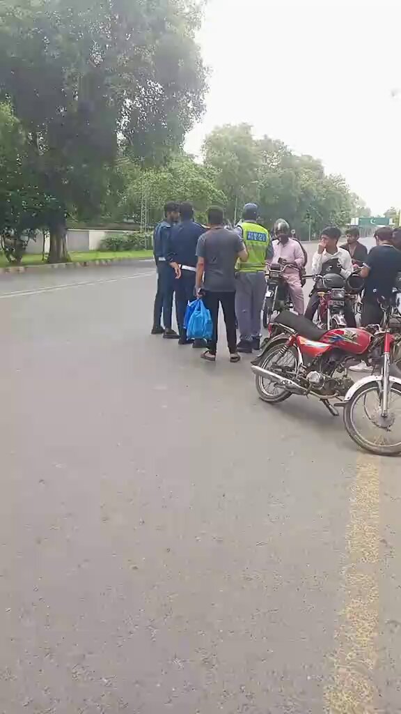 حکومت پنجاب کو اس چیز کا سختی سے نوٹس لینا چاہئے ایسے عوام کو تنگ نہیں کرنا چاہئے اگر بھائی کے پاس ہیلمٹ بھی ہے ، کاغذات بھی پورے ہیں تو چالان کس چیز کا کیا ہے؟