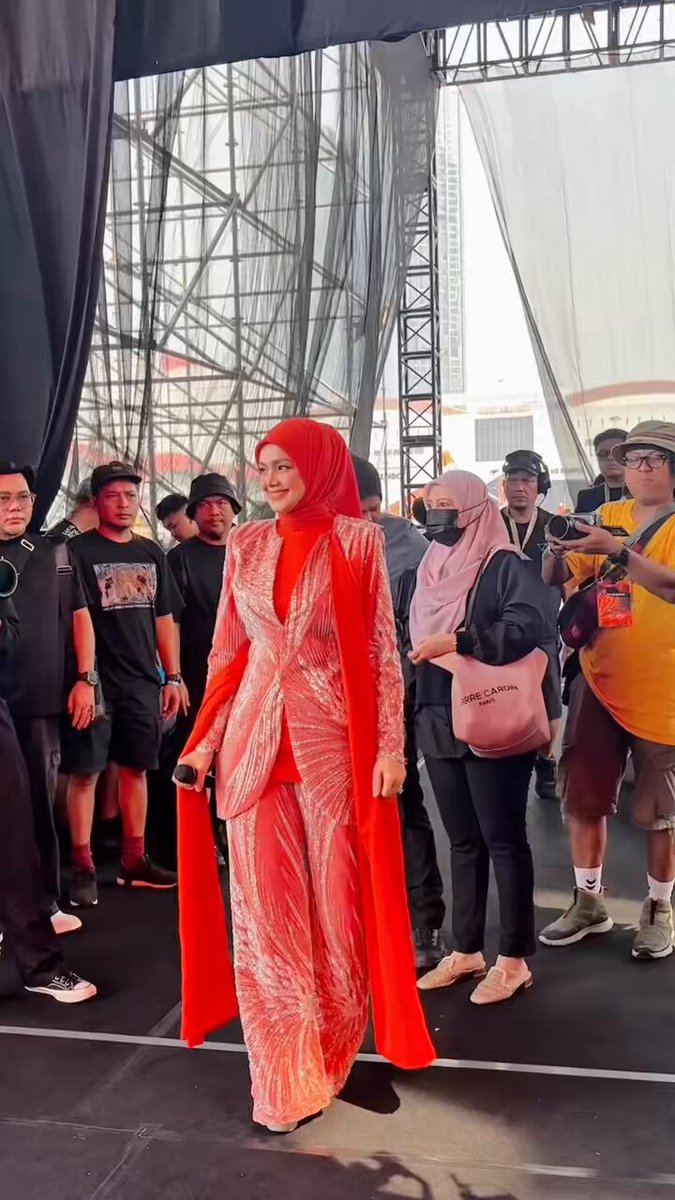 SOUTHEAST ASIA’S LEGEND 🌏✨ Siti Nurhaliza’s appearance at #Pestapora instantly shot to FYP/Trending across social media! The festival’s freshly uploaded video pulled in 400K views in just 1 hour 😱🔥 #SITIPORA #SitiHistory #SitiConcert