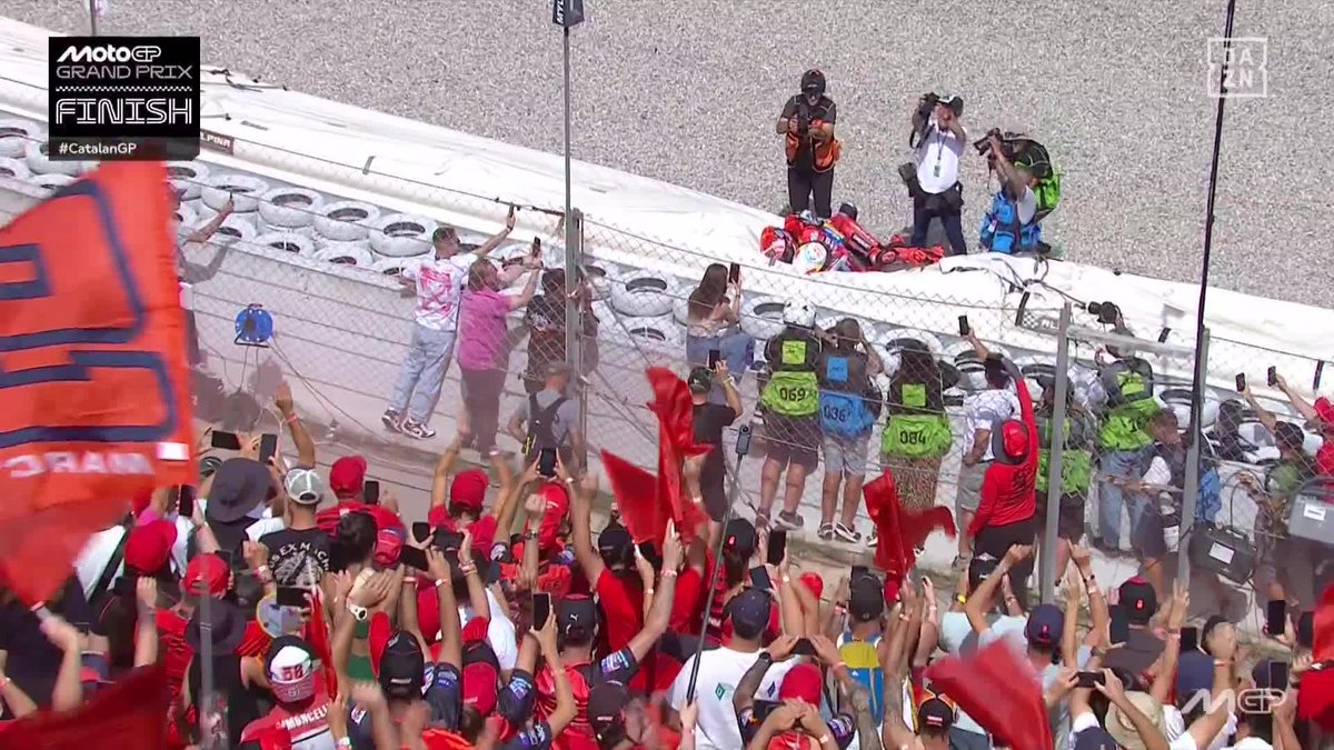 ES UNA DE LAS IMÁGENES DE LA TEMPORADA 😍 SON ÁLEX Y MARC MÁRQUEZ HACIENDO HISTORIA EN SU CASA Sacando los pasos prohibidos, abrazándose y celebrando un doblete que nunca olvidarán 🥹 #CatalanGP 🇪🇸 #MotoGP 🏁