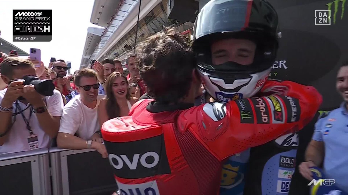 Ese saludo a su equipo 🫡 Esa celebración junto a Marc 🥹 Ese abrazo entre ambos 🫂 Ver a Alex Márquez y a marcmarquez7 así es un privilegio #CatalanGP 🇪🇸 #MotoGP 🏁