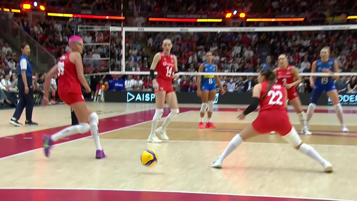 #WWCH FINAL: 🇮🇹 Italy 2-1 Türkiye 🇹🇷 The Azzurre move back in front! 🔥 One set away from the crown. 👑 📺 Watch it LIVE on VBTV: 🏐 #Volleyball #Pallavolo #Thailand2025 #ElectrifyingThailand