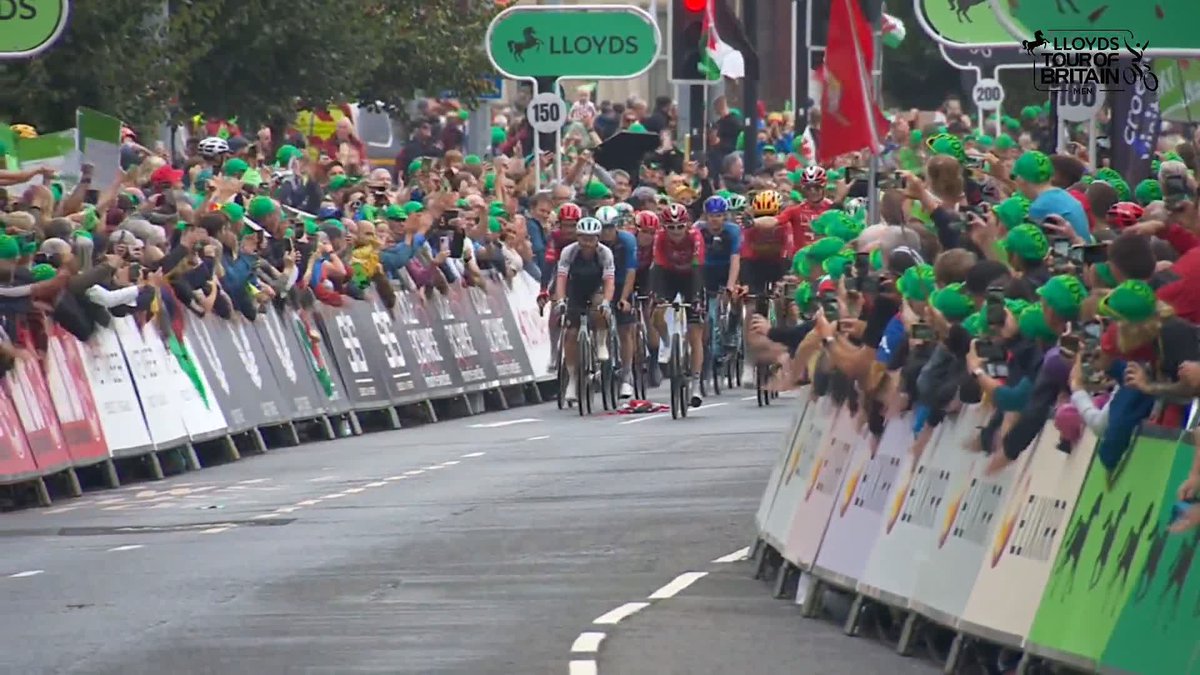 Geraint Thomas crosses the finish line for the final time in his hometown of Cardiff 💚🏴 #ToBM | Lloyds
