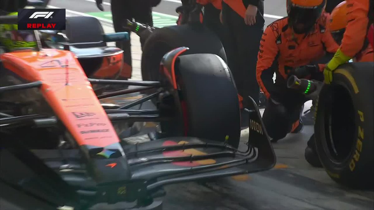 "McLaren" Por el grosero error de un mecánico que arruinó la parada de Lando Norris.