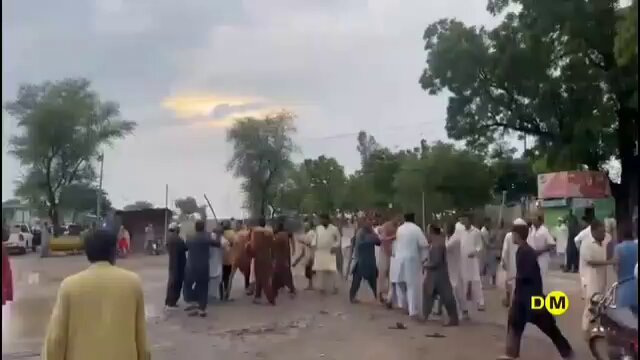 مظفر گڑھ میں ڈانگاں سوٹے چل گئے حکومت ٹیم سیلاب زدگان کی بجائے ن لیگ کے ووٹرز کو سیلاب زدگان بنا کر امداد دے رہی تھی اصل سیلاب زدگان نے سوٹے مارنے شروع کر دیے۔ کب تک کوئی ناانصافی برداشت کرے گا ؟