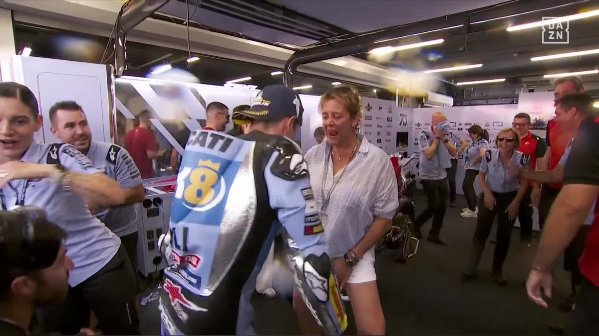 ¡ESTO ES BRUTAL! 🤣🤣🤣🤣🤣🤣🤣 El baile de Alex Márquez con su madre es lo mejor que vas a ver hoy #CatalanGP 🇪🇸 #MotoGP 🏁