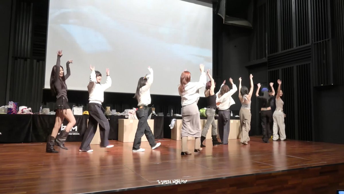 RIGHT HAND GIRL AT THE FANSIGN AND TWICE PRETENDING TO LEAVE DURING THE WALKING PART 😭