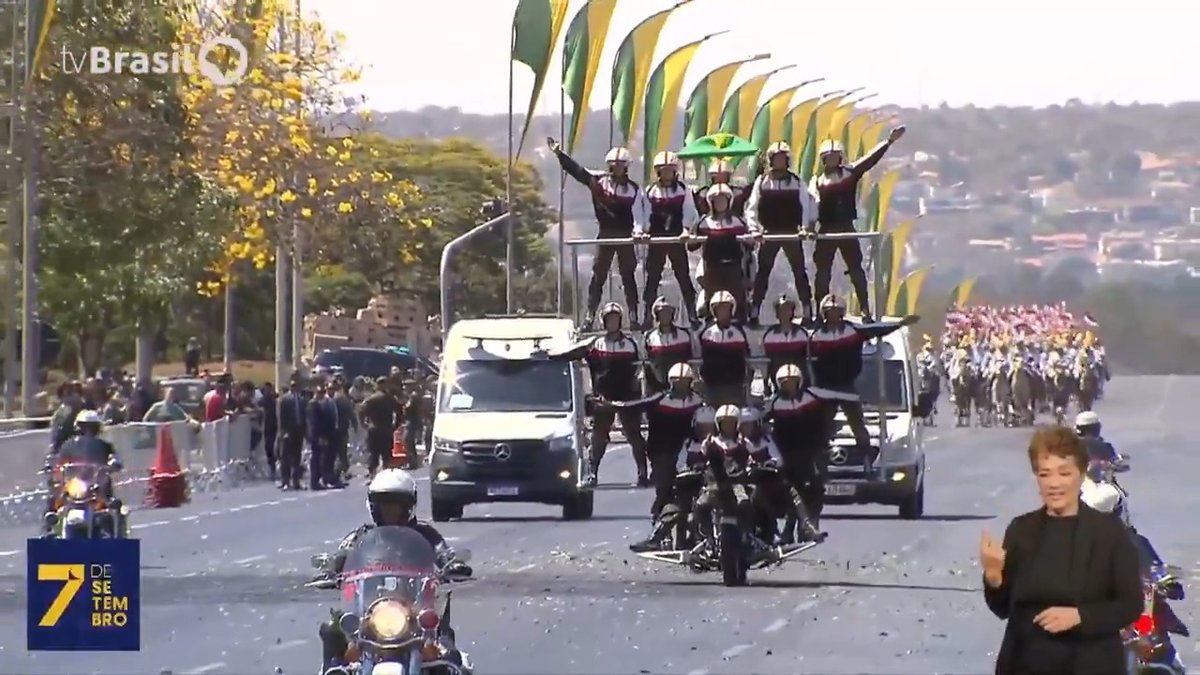 #7deSetembro 🇧🇷 | Pirâmide humana com 23 militares surpreende o público durante o desfile cívico-militar, em Brasília. Essa façanha brasileira já entrou duas vezes para o livro dos recordes. 🏍️😮 Veja o desfile completo! ➡️