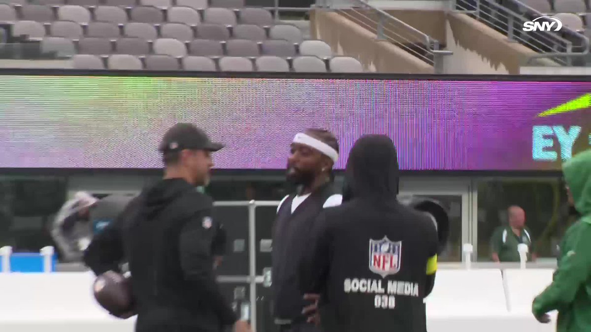 Aaron Rodgers reunites with some of his former Jets teammates