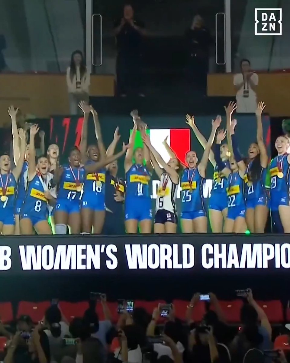 Alza la coppa capitana, alzala 🥳🏆 L'Italvolley Femminile è per la seconda volta nella sua storia 𝗖𝗔𝗠𝗣𝗜𝗢𝗡𝗘 𝗗𝗘𝗟 𝗠𝗢𝗡𝗗𝗢 🇮🇹🏐💫 #Volley #Italia #DAZN