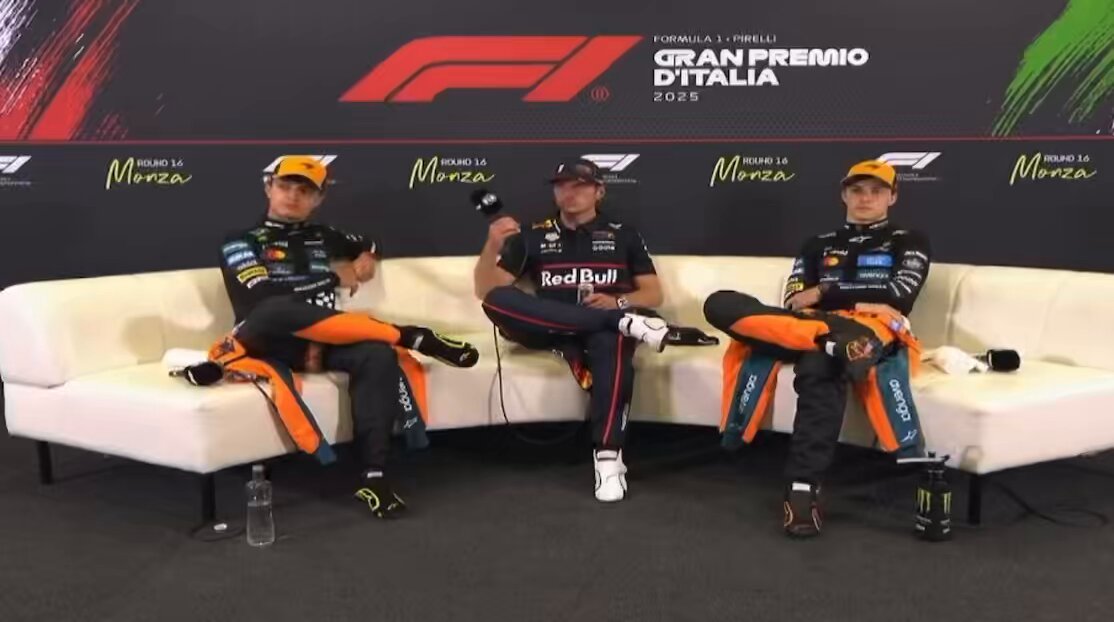 — Max, ¿qué harías si estuvieras en la posición de Oscar y Lando peleando por el campeonato? — Chicos yo sé que quieren respecto a la respuesta, no es mi problema, es la respuesta correcta. — no no, es por el título.. — Nuevamente, no es mi problema.
