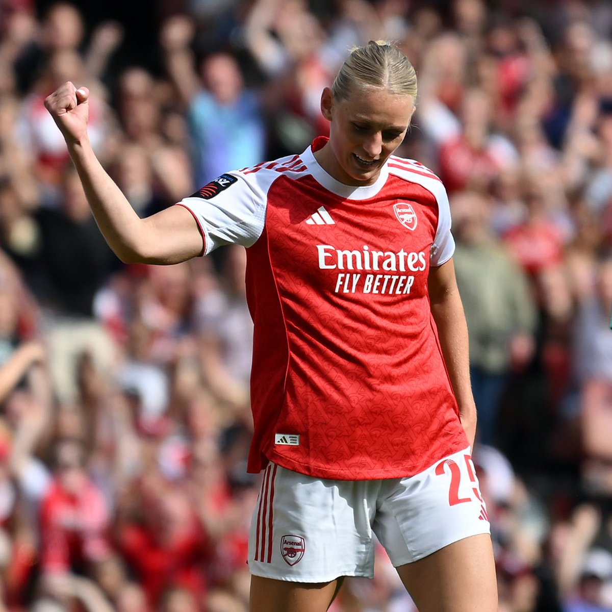 Meado 🤝 Stina Beth Mead’s cross perfectly placed for Stina Blackstenius’ finish 👏