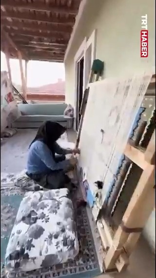 Kilim dokuyarak kızını tıp fakültesinde okutan Cennet Sırkıntı’nın el emeği ürünleri Kayseri Kültür Yolu Festivali’nde beğeni topladı. 🔸“Ben kilim dokudum, Eda’m okudu.” 🔸“Kızım milletimize, devletimize hayırlı bir evlat olsun.”