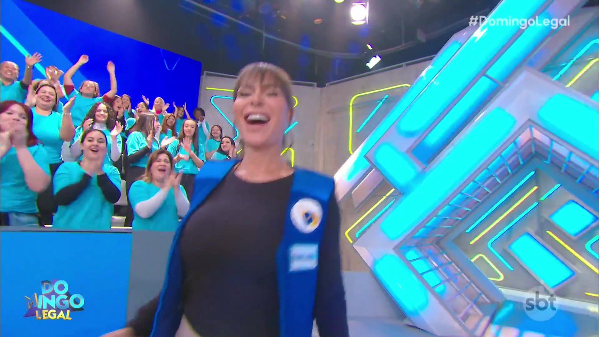 Impressionante que a estética do programa muda completamente quando está gravado. Mesmo sendo feito como se estivesse ao vivo, e muito doido pensar assim. #DomingoLegal