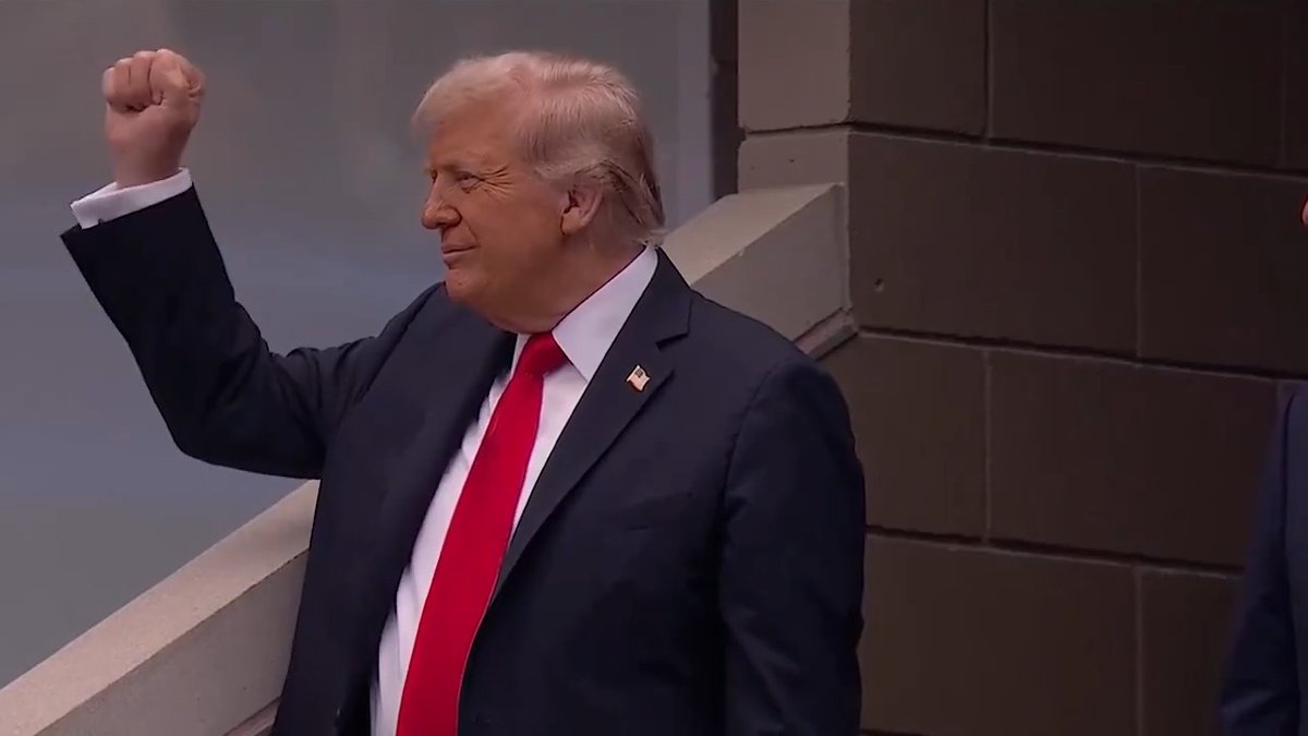 "There he is — the second sitting U.S. President to attend the US Open Tennis." 🎾🇺🇸