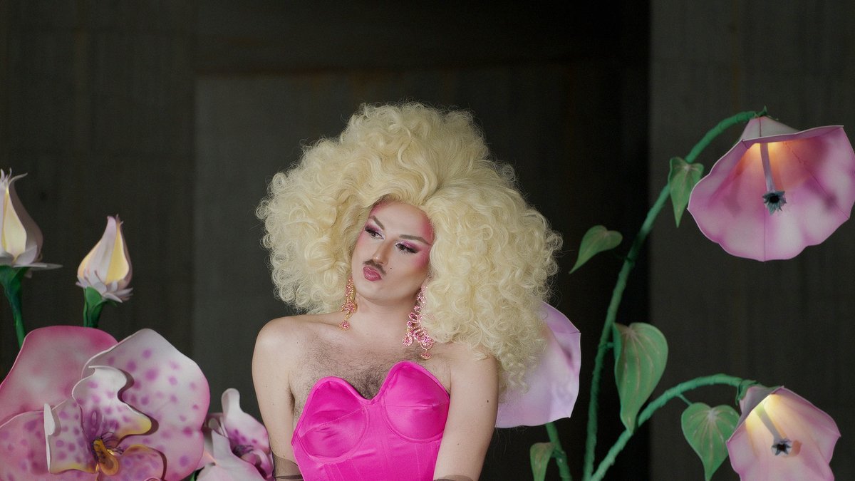 ¡EEEEEEEH! 🫡 ❗Todos en pie que ha llegado Laca.Udilla a poner orden en #DragRaceEs ✨ Directo #MeetTheQueens ▶️