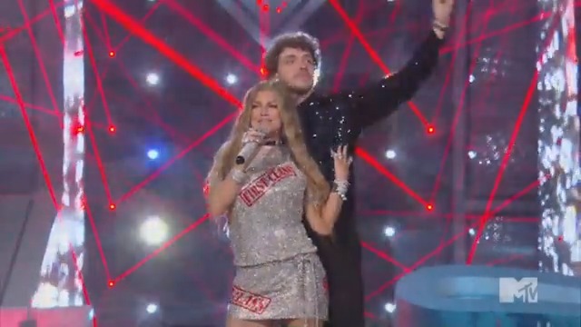 dia de #vmas e lembramos do surto coletivo que foi a Fergie abrindo a edição de 2022 com ‘Glamorous’.