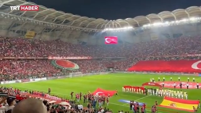 🇹🇷🇵🇸 Konya'da tribünlerden Gazze'ye destek koreografisi. 2026 FIFA Dünya Kupası Avrupa Elemeleri'nde Türkiye-İspanya karşılamasında açılan pankarta "Refah sınır kapısını açın, gözler Sumud Filosu'nda" yazıldı.