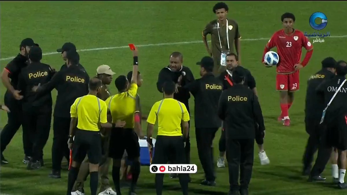 🚨🚨🚨🚨🚨🚨🚨🚨🚨🚨🚨🚨 يا ساتر! ردة فعل قوية من الجهاز الفني لمنتخب عمان تجاه الحكم بعد الخسارة ضد اليمن! 😱😱😱😱😱😱😱😱😱😱