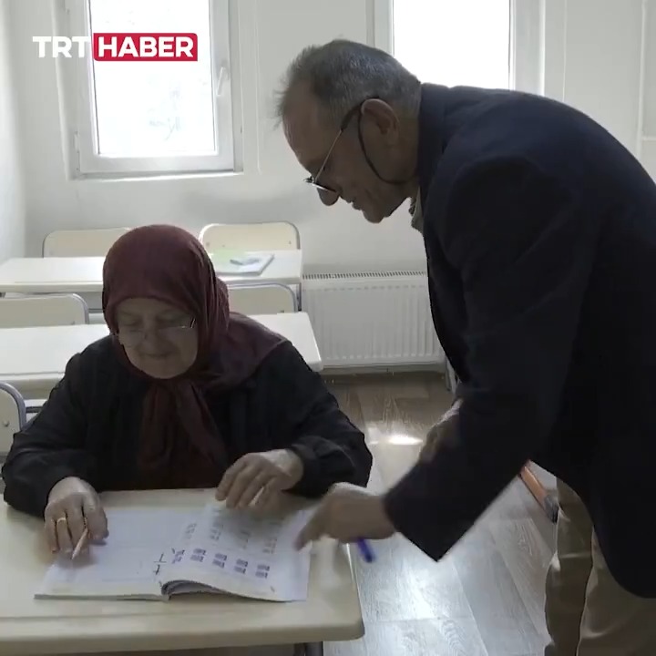 "Okumanın yaşı, başı yok. 70-80 yaş demesinler, kitabı kalemi alıp okumaya başlasınlar." Erzurum'da 2 yıl önce okuma yazma öğrenen ve açık öğretimden ortaokul okuyan 68 yaşındaki Refika Yılmaz, üniversite hayali kuruyor.