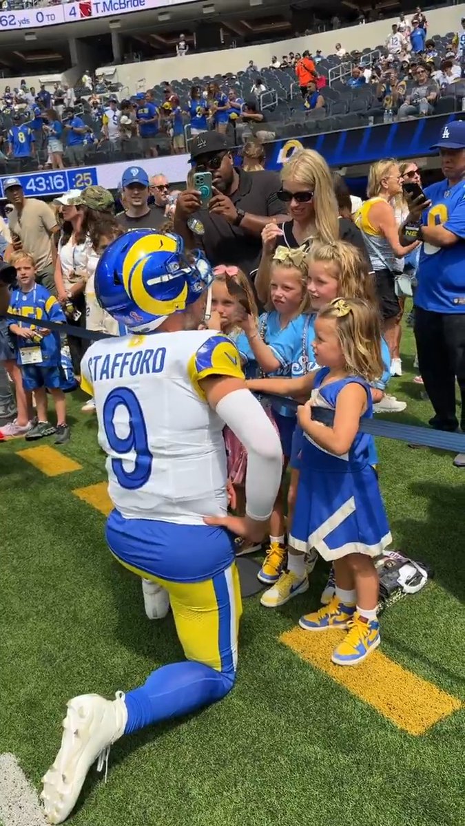The Stafford family ❤️ HOUvsLAR– 4:25pm ET on CBS/Paramount+