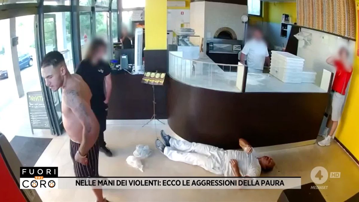 ⚠️ ATTENZIONE, CONTENUTI FORTI Il video dell'aggressione del pizzaiolo a #Bologna da parte di un immigrato. L'aggressore si è presentato nel locale e ha preso 12 birre senza pagare; poco dopo si è ripresentato e ha insultato e picchiato uno dei pizzaioli. #Fuoridalcoro