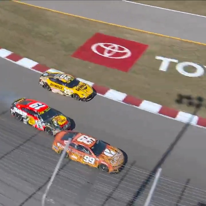 A bit of a situation here between Chase Briscoe and Daniel Suárez! 😬