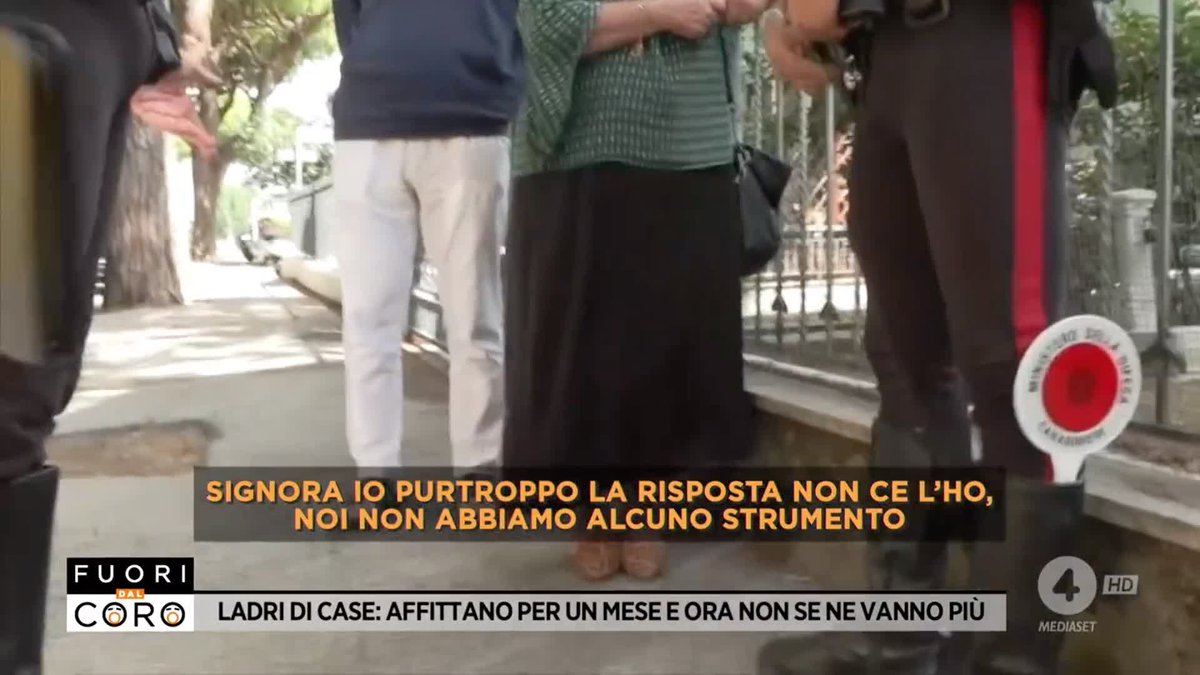 Gli abusivi occupano la casa della signora Carla senza pagare e chiamano (loro!) i Carabinieri. Ecco la risposta delle forze dell'ordine. #Fuoridalcoro